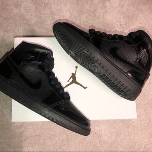 Womens air jordan 1 mid patent triple black
